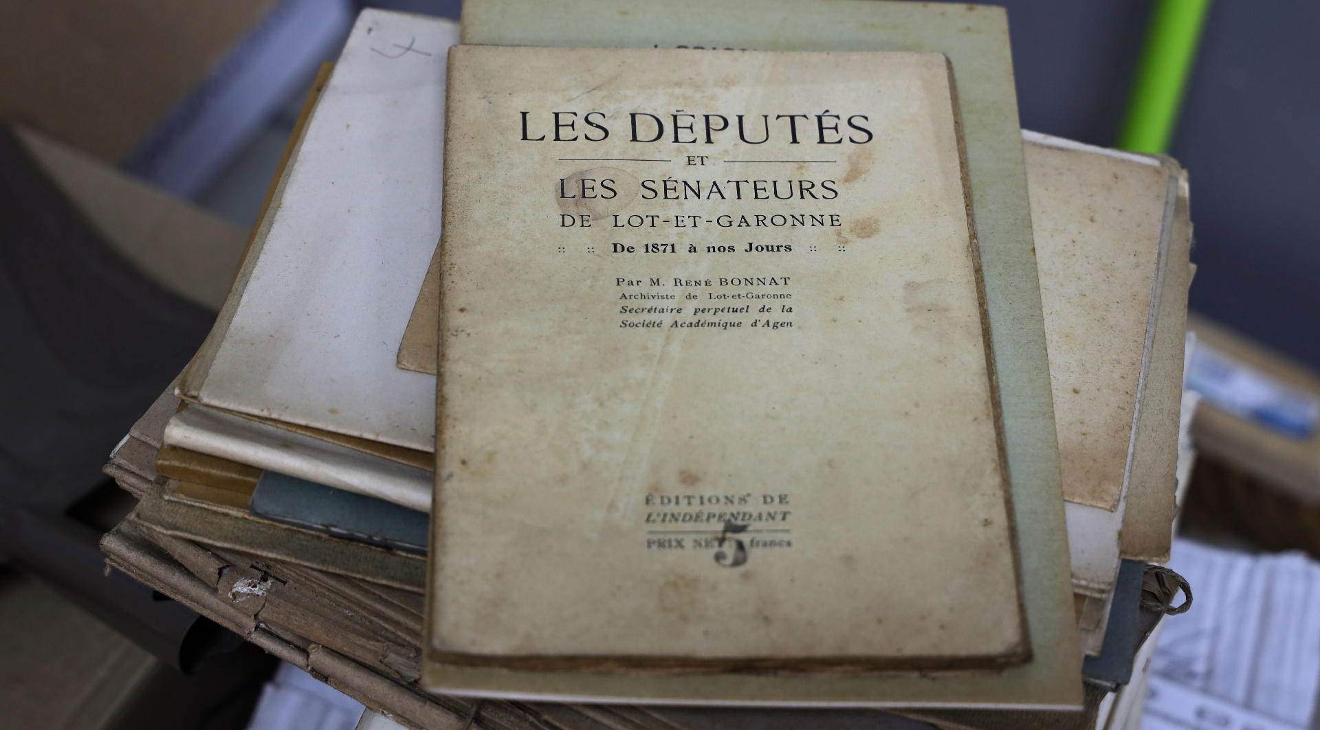 Reliures anciennes sur les rayonnages de la bibliothèque